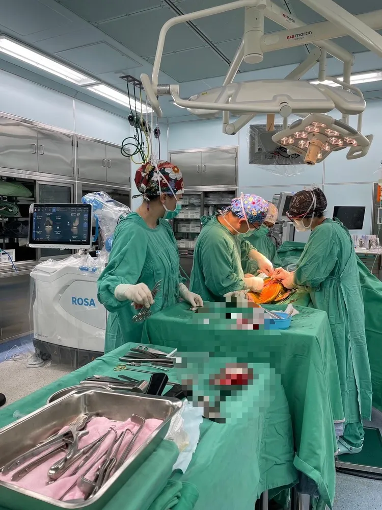 人工關節置放更精準，同時減少出血與術後疼痛感。院方提供