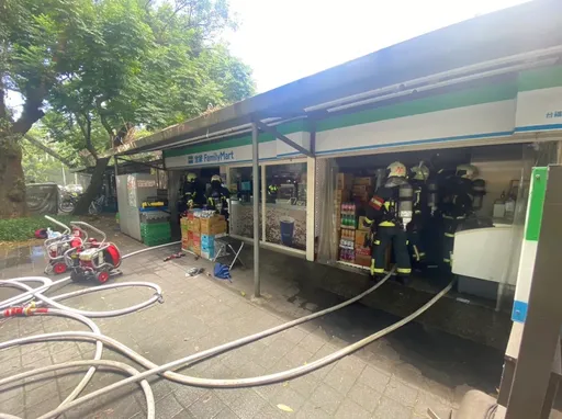 實驗室才剛爆炸!台大校內超商火警 校方:疑電線走火冒出黑煙