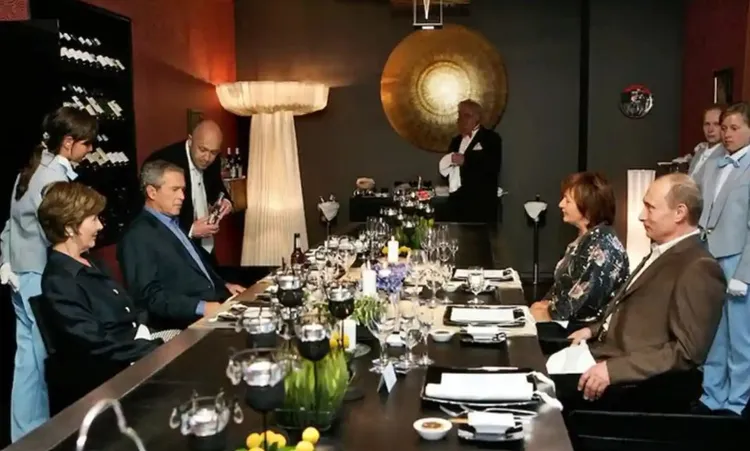 普丁接待美國前總統布希，普里格津也在場打點。資料照片