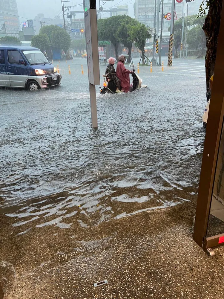 一場大雨造成新北鶯歌、樹林傳淹水災情。取自卓冠廷臉書