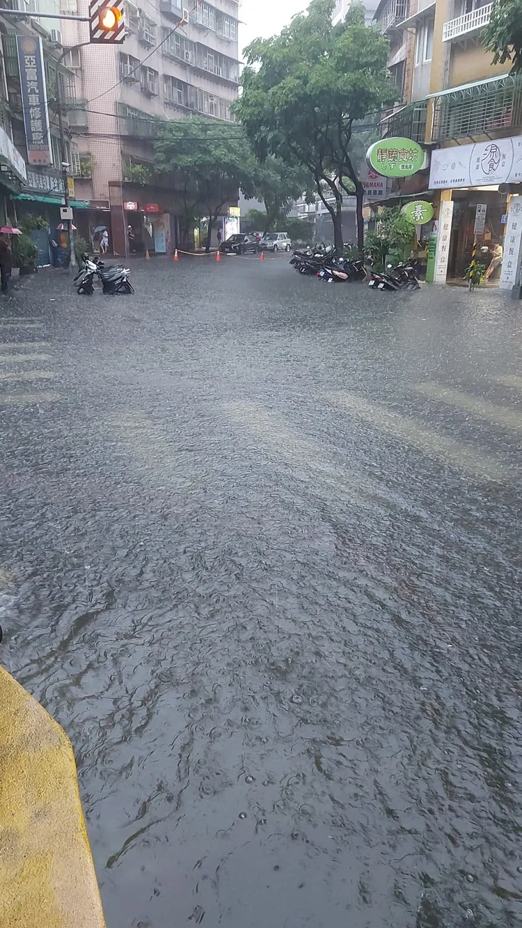一場大雨造成永和國光路淹水。取自我是永和人粉專