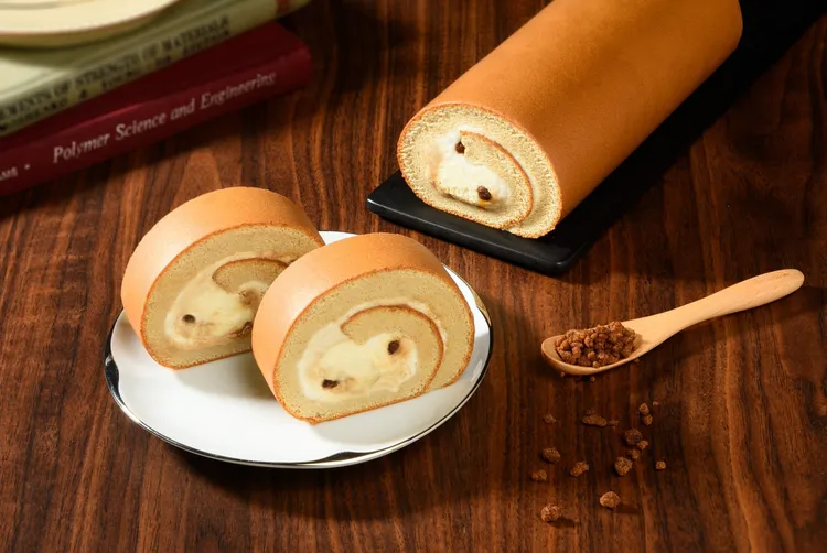 柴燒黑糖乳酪生乳捲選用知名台南關山手工柴燒黑糖，搭配醇厚澳洲奶油乳酪，融入清爽北海道奶霜中。亞尼克提供