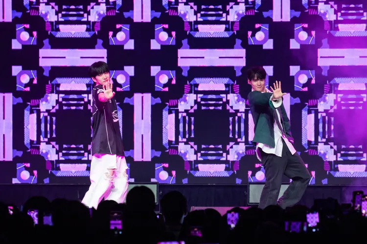 尹鐘佑（左）擔任嘉賓，合體JAY跳《Love Me Right》。ON INN ASIA提供