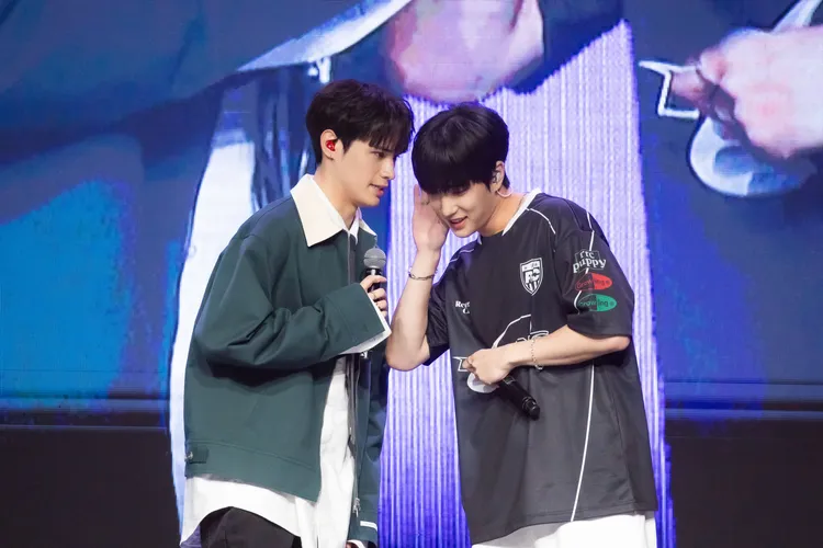 JAY（左）、尹鐘佑互道「我愛你」。ON INN ASIA提供