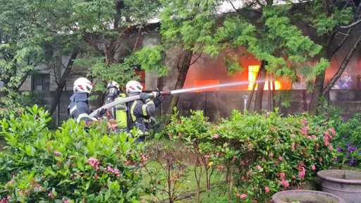 大溪百坪家具工廠陷火海 原木、加工品全面燃燒!警消全力灌救