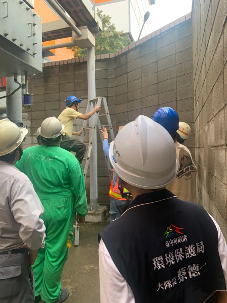 廠商及焚化廠人員查看遭雷擊受損的情況。市府提供