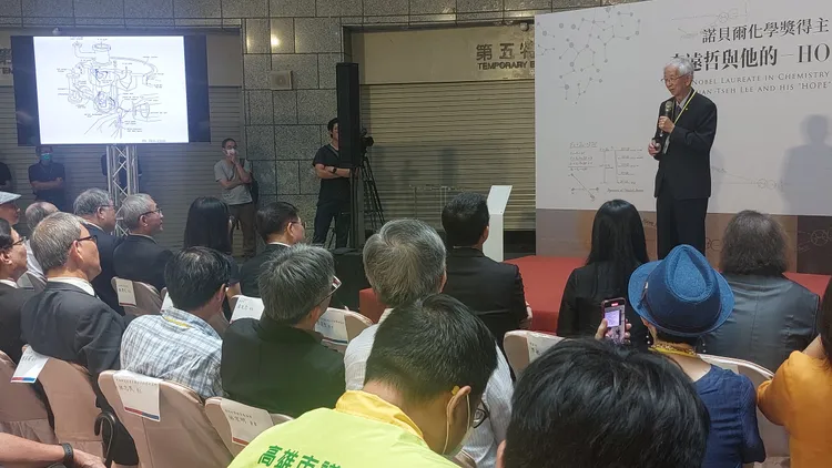 「交叉分子束儀器」協力廠商說，對方從未見過像李遠哲將儀器立體設計圖畫的那麼好的設計圖。凃建豐攝