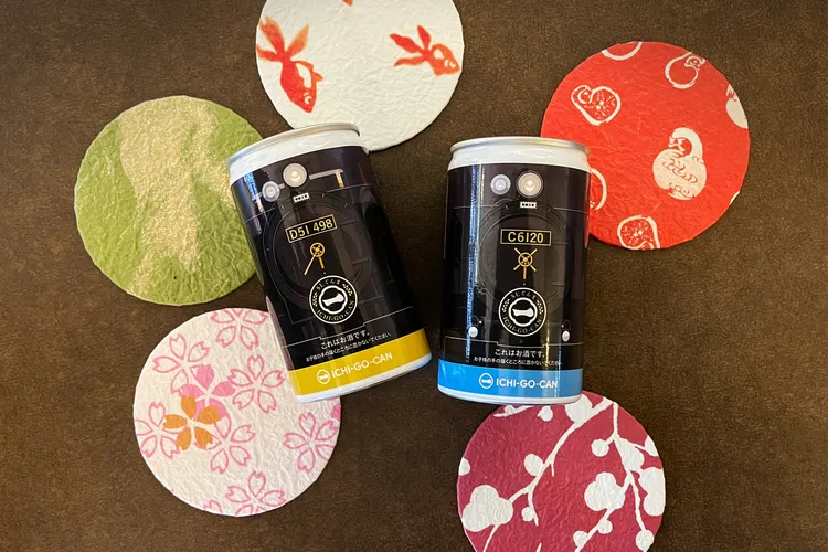 JR東日本大飯店台北推出二週年慶住房專案贈送來自日本的「鐵道聯名清酒」及「日本和紙杯墊」。JR東日本大飯店台北提供