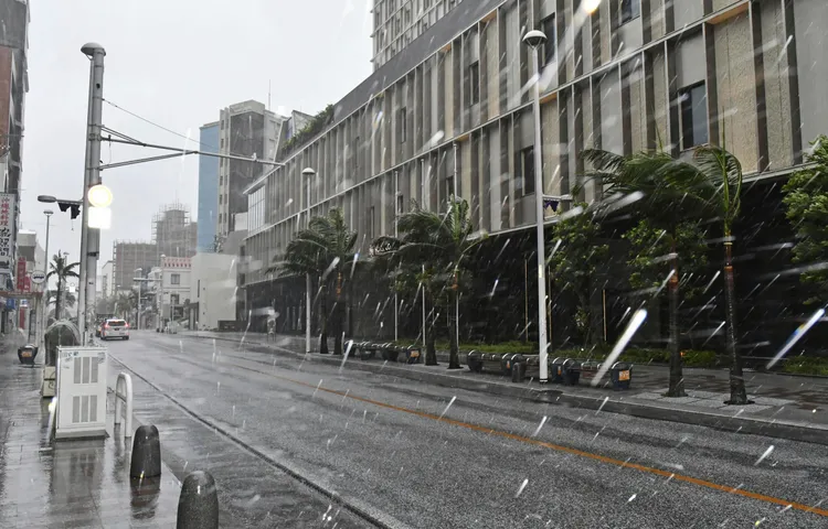 那霸國際通空無一人。美聯社