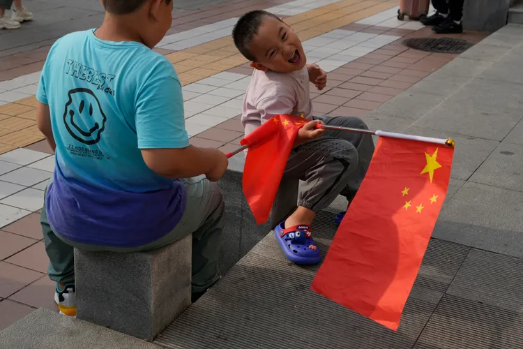 中國北京一名持中國國旗的兒童。美聯社