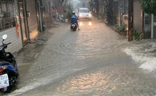 豪雨北擴狂轟新北鶯歌、樹林 16處積淹水、2路樹傾倒搶救中
