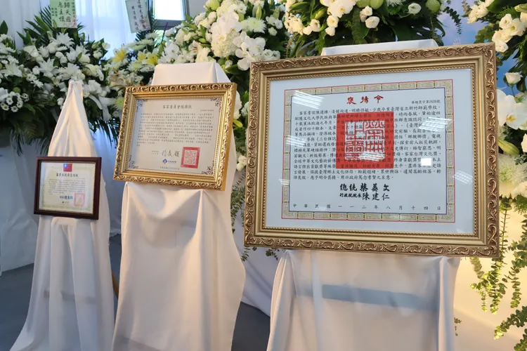 總統蔡英文指派文化部常務次長李連權，代表頒發總統褒揚令。縣府提供