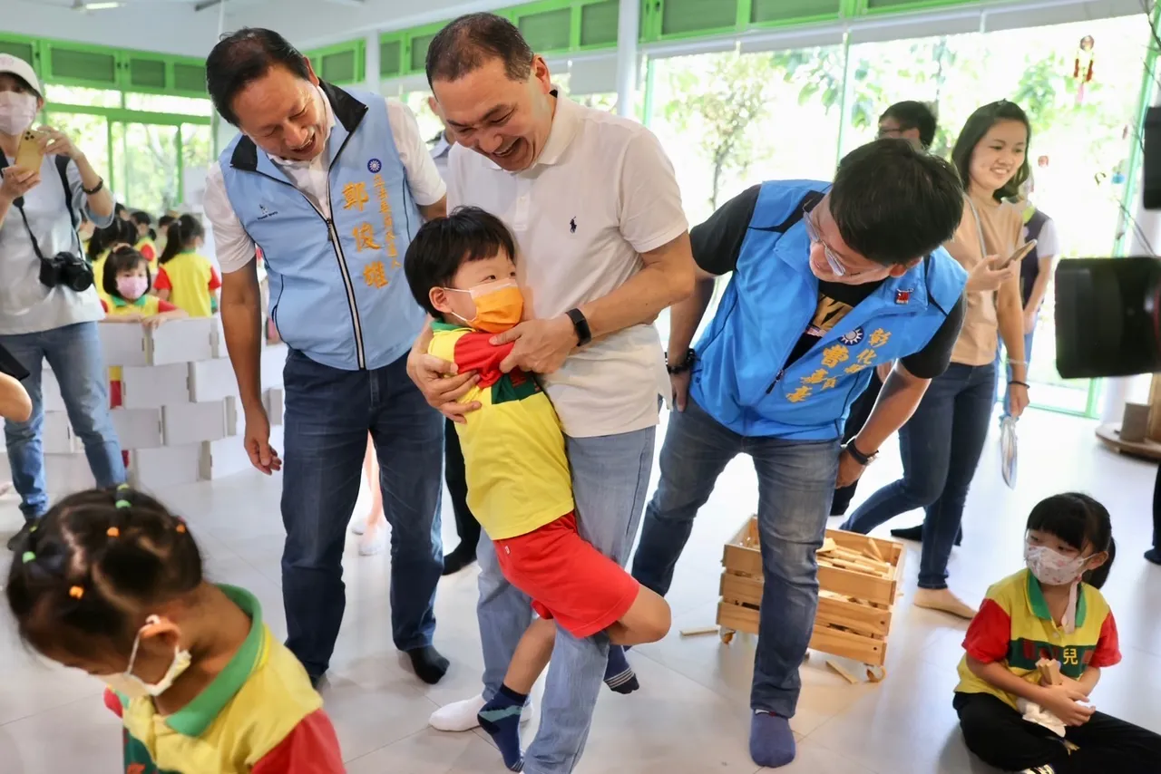 侯友宜下午拜訪彰化縣一家幼兒園,對郭台銘宣布參選做出回應。侯辦提供