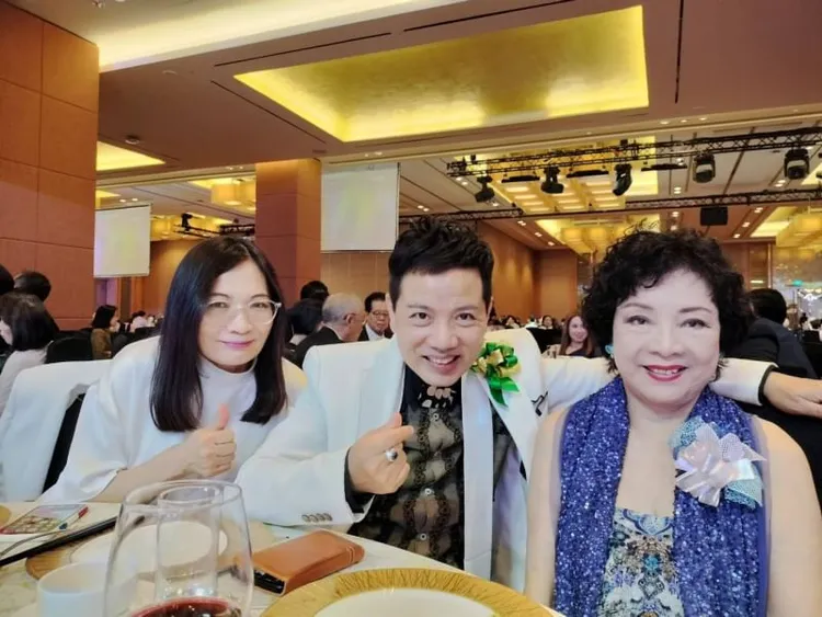 陳凱倫（中）新加坡感恩之旅收穫豐富。