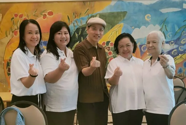 陳凱倫（中）一場演講打動外國朋友。