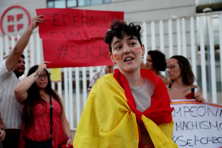 民眾到西班牙足協外抗議。美聯社