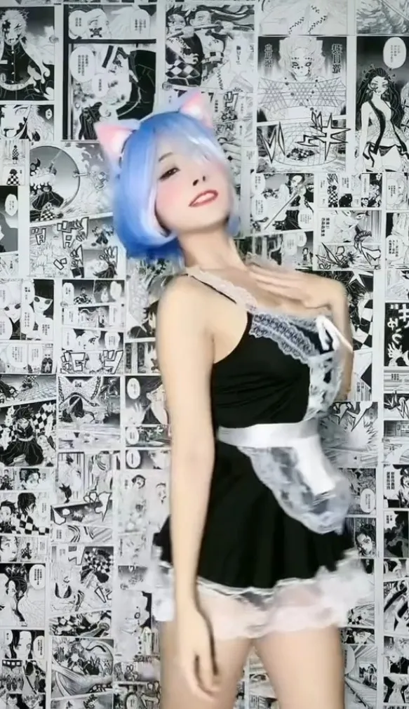 動漫雷姆有著水藍色頭髮。抖音@jj.ii.ee.1223 提供