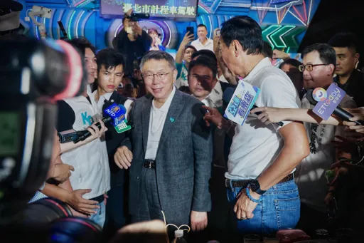 柯文哲領杜聰明獎學金被疑說謊!郭台銘聲援 批民進黨:下次攻擊聯絡簿簽名?