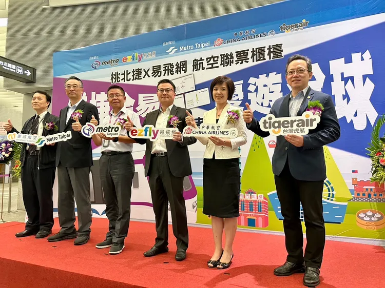 (左起)華信航空營業部協理林弘基、台北大眾捷運總經理黃清信、桃園大眾捷運總經理莊英震、易飛網國際旅行社董事長周昀生、中華航空台灣地區行銷協理陳雅妮、台灣虎航商務長許致遠。業者提供