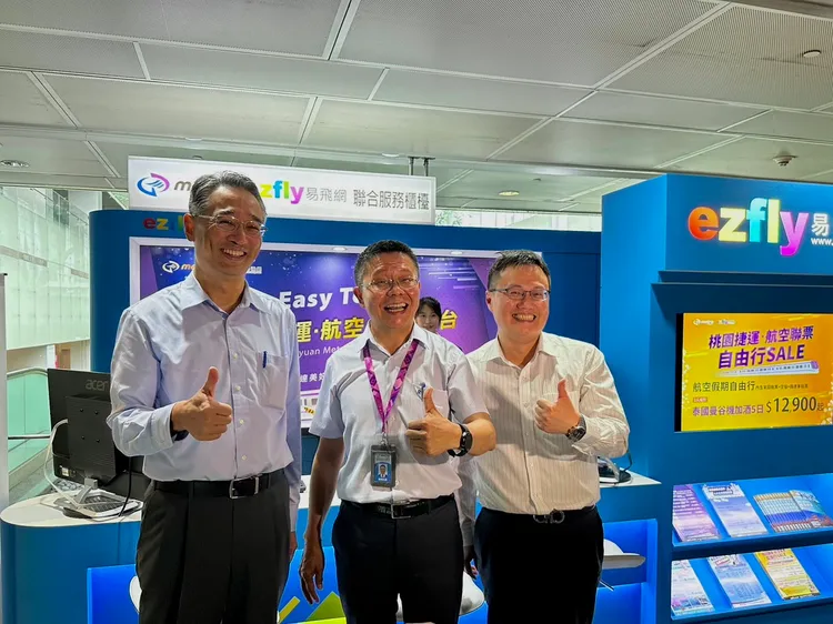 (左起)北捷總經理黃清信、桃捷總經理莊英震、易飛網董事長周昀生啟用「桃北捷X易飛網 航空聯票櫃檯」。業者提供