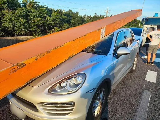 保時捷扛住了!「十幾噸H鋼樑射出」砸車頂影片曝光