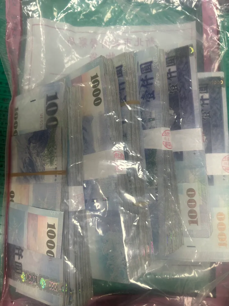 搶奪現場掉落一袋63萬元現金。翻攝畫面