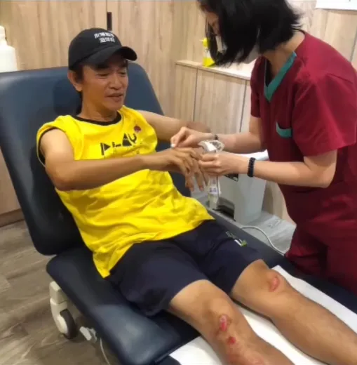 吳宗憲手腳都受傷。翻攝自吳宗憲臉書