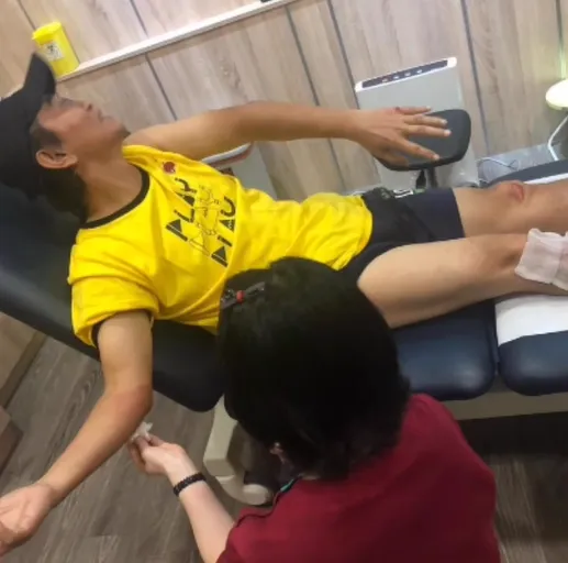 治療時，吳宗憲露出疼痛的表情。翻攝自吳宗憲臉書
