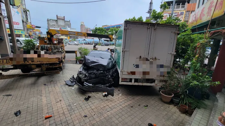 劉翁撞上對面路口停放的小貨車才停住。民眾提供