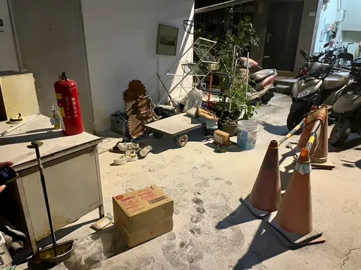 板橋女門口遭噴滅火器一片「雪白」 男嫌辯「你家出事來幫忙」涉恐嚇