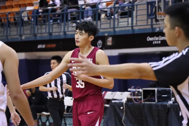 黃致銘高中就長到194公分。民眾提供