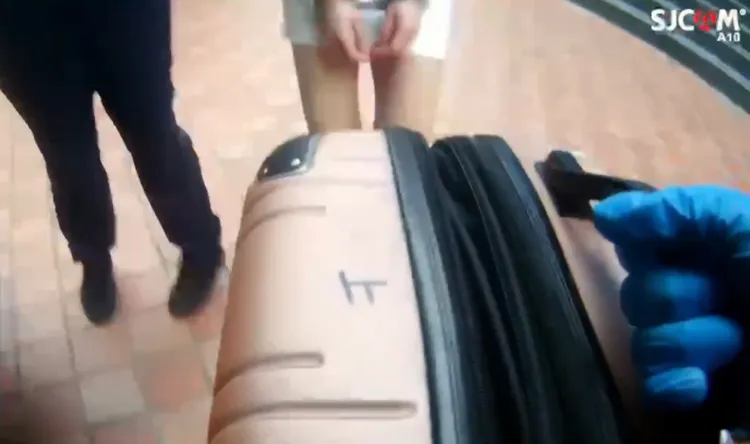 警方在她行李箱內起獲毒品。翻攝畫面