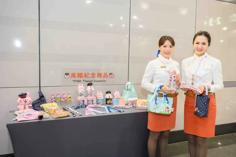 高鐵推出新版彩繪列車，多款聯名商品同步上市，如四輛組玩具車、馬克杯、多用途領巾、摺疊傘、造型包等。業者提供