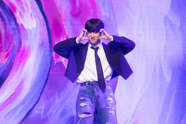 尹鐘佑比臉頰愛心，秀台語「哇愛哩」。ON INN ASIA提供