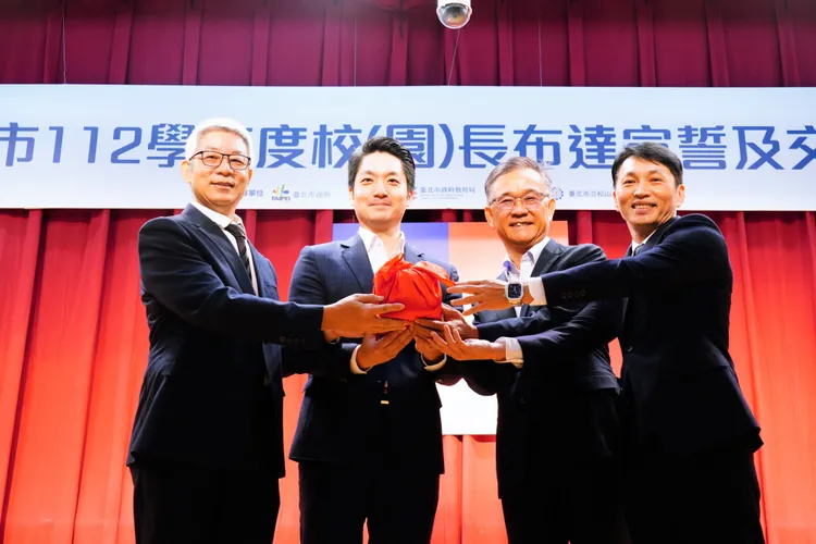 金華國小卸任曾振富校長(左1)及新任鄭盛元校長(右1)代表各校進行印信交接。北市府提供