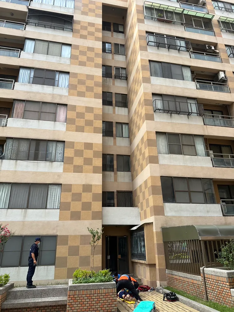 警方初步研判，婦人疑從八樓頂樓掉落。讀者提供