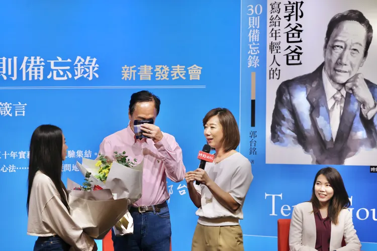 郭台銘忍不住拿出手帕拭淚。林林攝