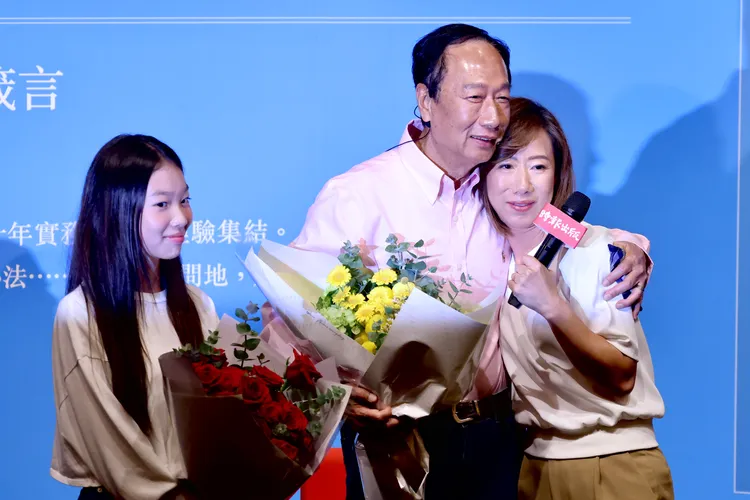 郭台銘14歲的女兒妞妞跟郭曉玲，兩人帶著鮮花來祝他父親節快樂。林林攝