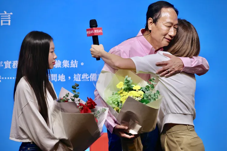 郭台銘14歲的女兒妞妞跟郭曉玲，兩人帶著鮮花來祝他父親節快樂。林林攝