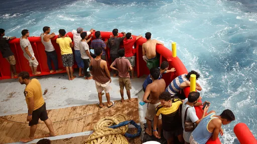 難民前仆後繼搶登義大利 拉姆培杜薩島熱點爆滿