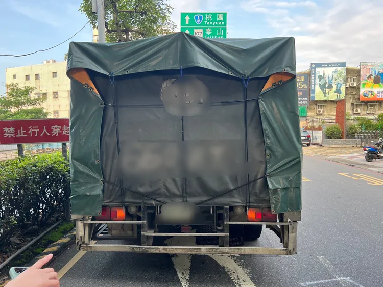 肇事的大貨車司機稱右轉後聽到碰撞聲才下車查看。翻攝畫面