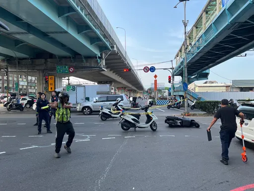 影片還原真相！新莊大貨車輾死27歲女騎士　右轉關鍵畫面曝光
