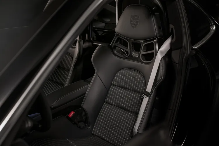 輕量化 CFRP賽車桶座椅為標準配備，並可免費選擇四向電動調整跑車升級座椅。原廠照片