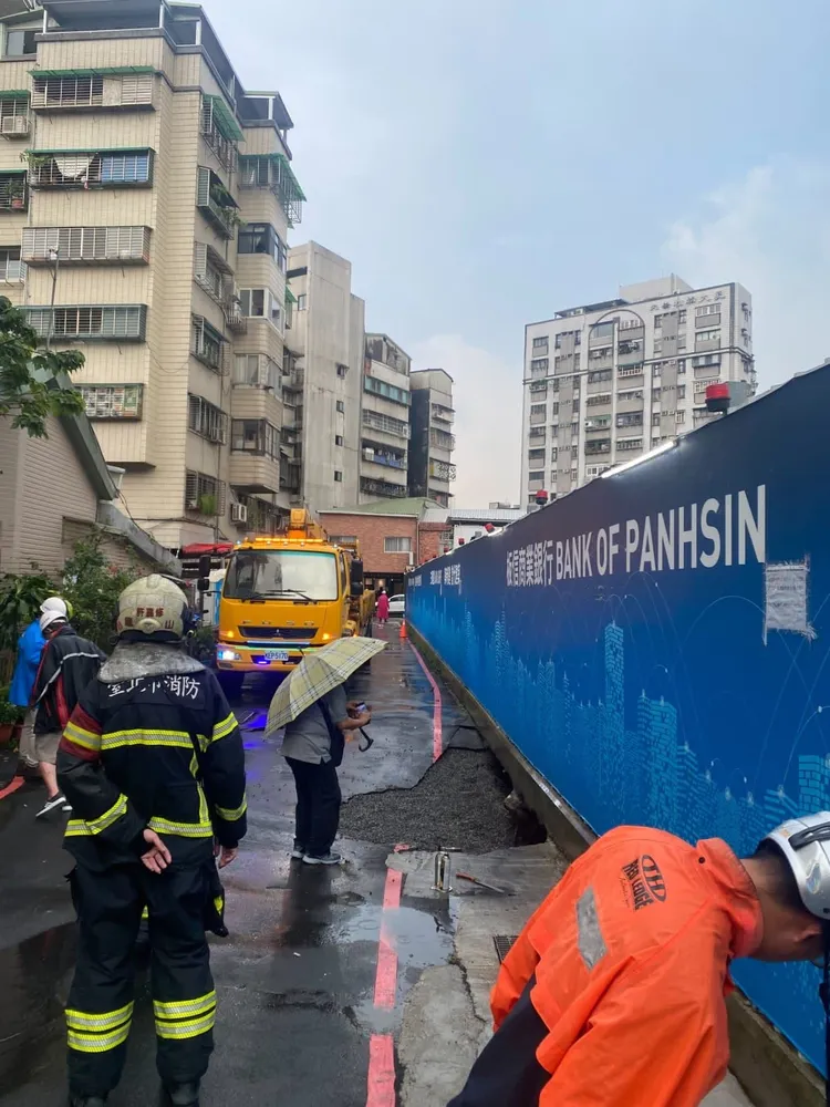 萬華區昆明街320巷一處建築工地旁發生道路坍陷。北市議員應曉薇提供