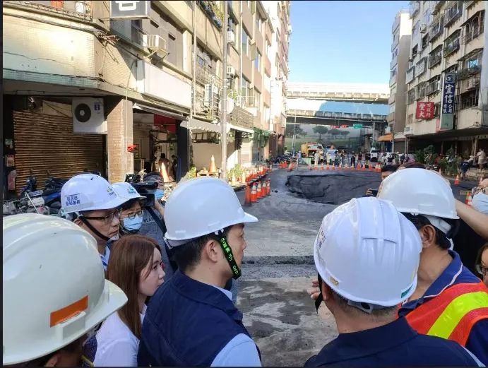 蔣萬安視察南京西路天坑。北市府提供
