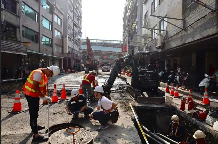 北市府封路修南京西路天坑。資料照，林林攝