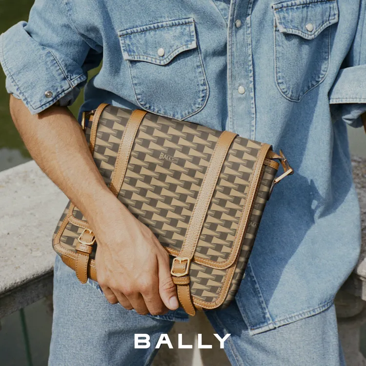 Pennant系列中運用滿版的細長三角形運動旗標印花呈現。品牌提供