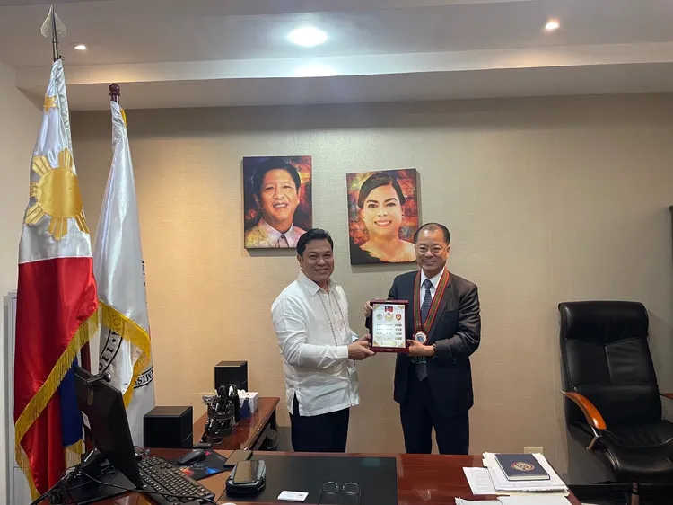 黃明昭與菲國反有組織委員會執行長 Gilberto DC CRUZ 次長合照。翻攝畫面