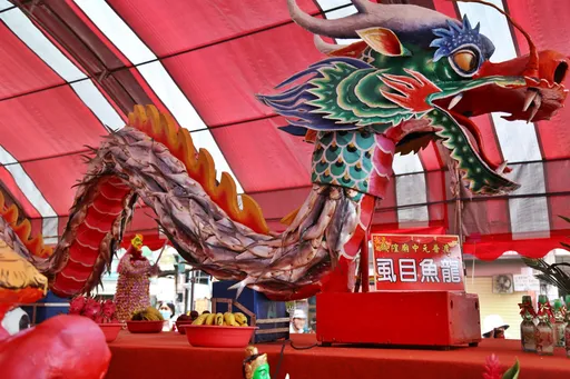 嘉義城隍廟開香普渡 18米「虱目魚龍」、1680盒長壽餅「鴻兔大展」好吸睛