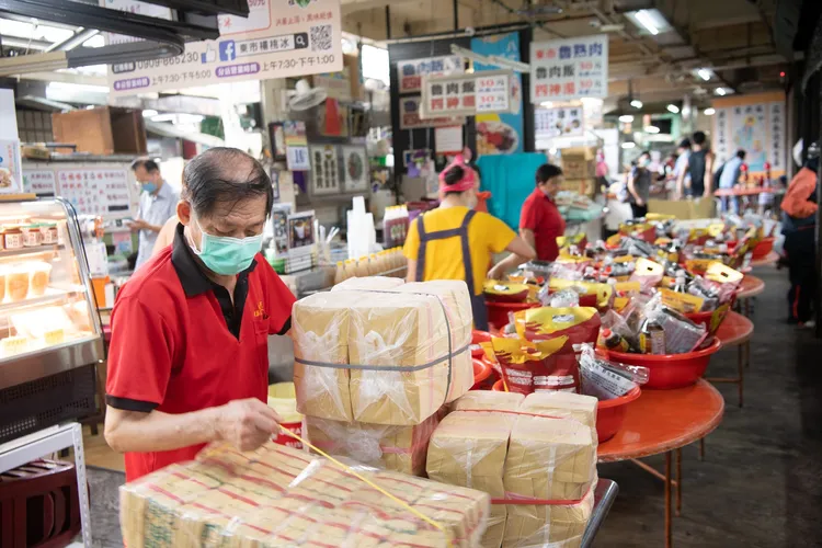 民眾輪普擺上供品。嘉市府提供